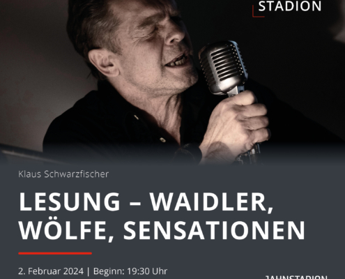 Man sieht einen Mann, der inbrünstig in ein Mikrofon singt. Es ist die Veranstaltungankündigung einer Lesung.