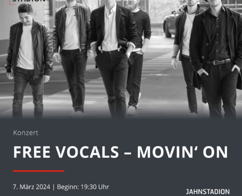 Man sieht die Ankündigungsgrafik vom Konzert von Free Vocals. Man sieht ein schwarz-weiß Foto von sechs Männern.