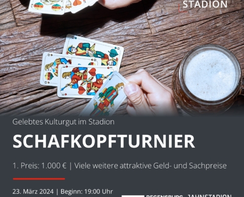 Man sieht einen Holztisch auf dem Karten gespielt wird als Veranstaltungsankündigung für ein Schafkopfturnier im Jahnstation.