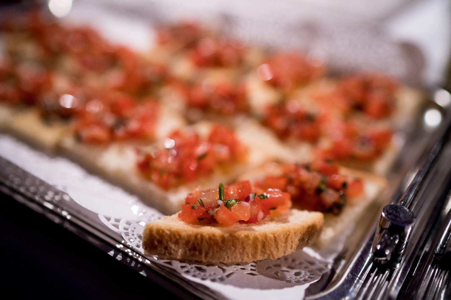 Man sieht ein Foto von einer Platte mit Bruschetta Häppchen.