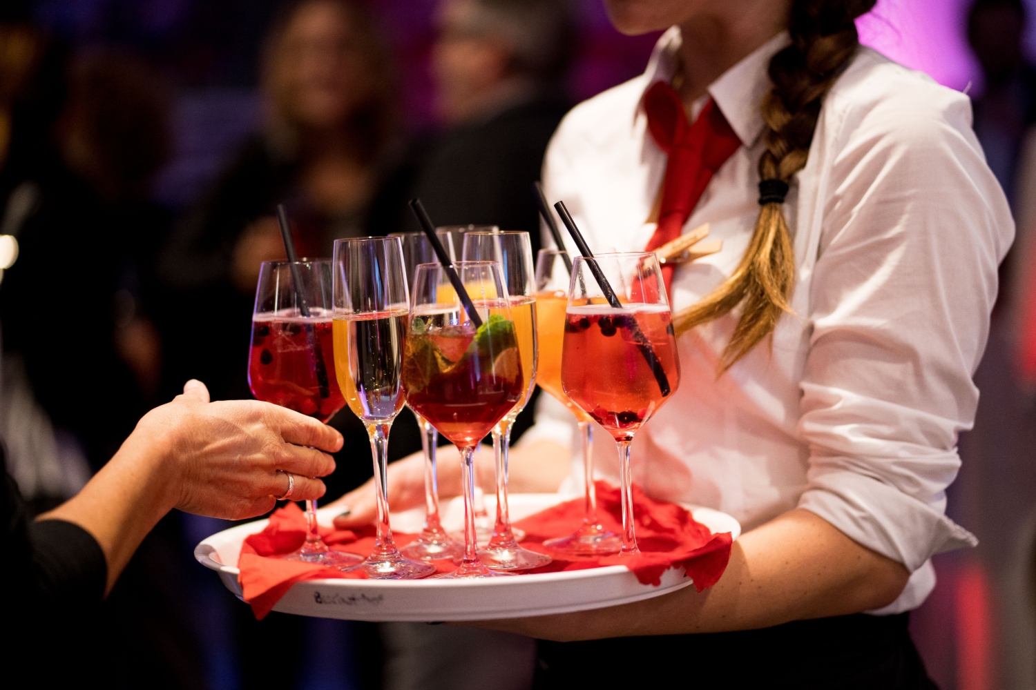 Man sieht ein Foto von einem Serviertablett mit verschiedenen Drinks.