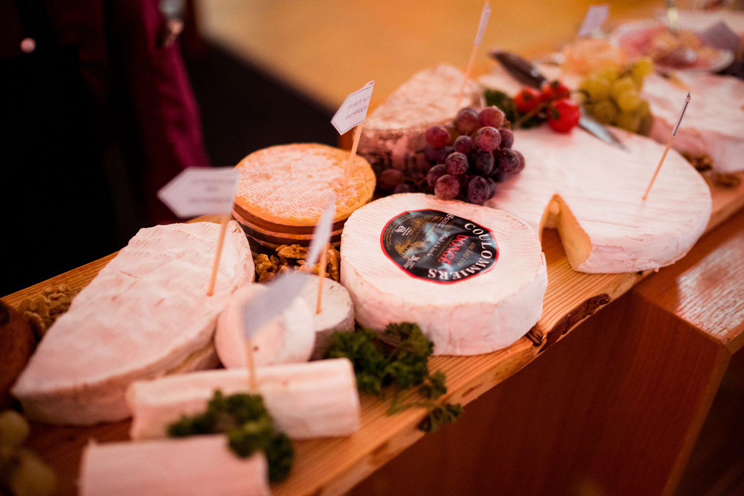 Man sieht ein Foto von einer Käse Platte.