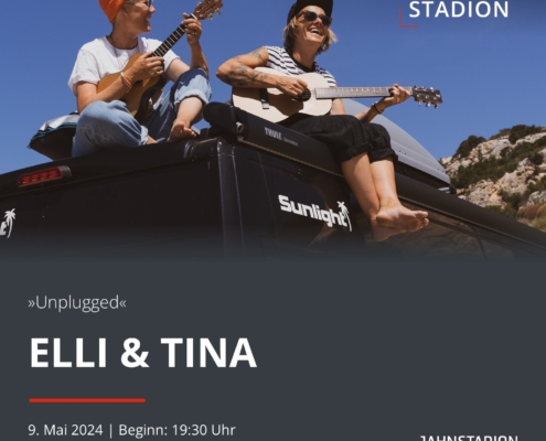Man sieht zwei Frauen, die auf einem PWK sitzend Gitarre spielen.
