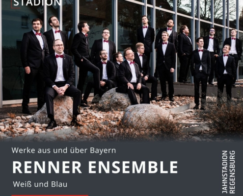 Man sieht eine Gruppe Männer im Anzug vor einem Glasgebäude.