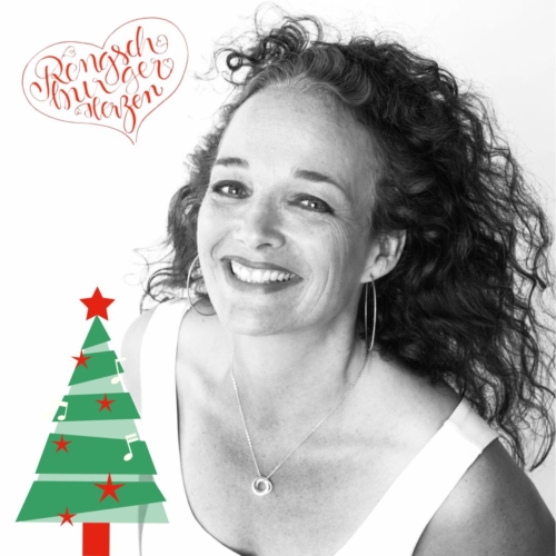 Man sieht das Gesicht einer Frau und einen kleinen Weihnachtsbaum sowie das Logo der Rengschburger Herzen-