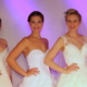 Man sieht ein Foto von vier Frauen in Brautkleidern.