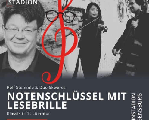 Man sieht eine Bildkomposition, in der Rolf Stemmle links und das Duo Skweres, die Saiteninstrumente spielen, rechts vorkommen.