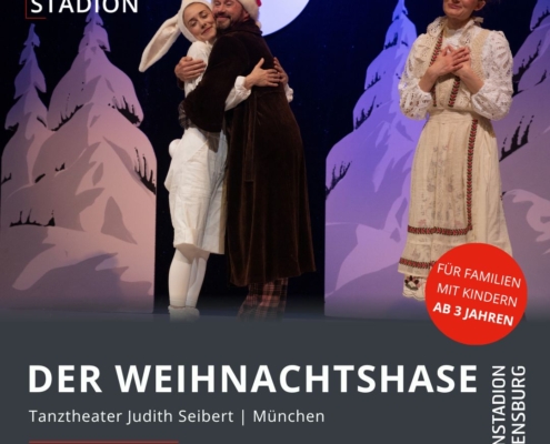Man sieht ein Foto vom Weinachtsthaeterstück "Der Weinachtshase". Es zeigt zwei Frauen und einen Mann in einer Winterlandschaft.