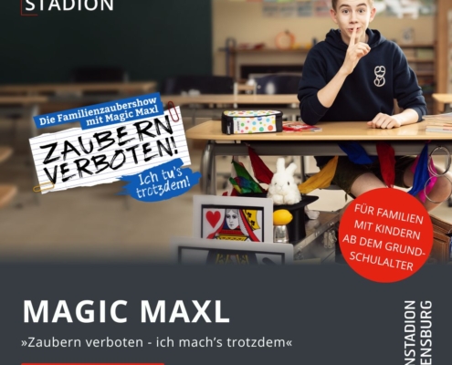 Man sieht ein Foto von einem Jungen mit Zauber-Ausrüstung in einen Klassenraum.