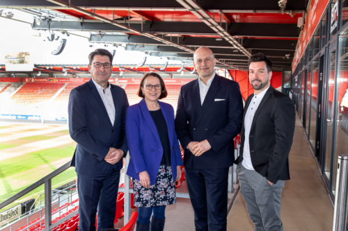 Stellten die Aktionen zu den Jubiläen 50 Jahre das Stadtwerk.Regensburg und 10 Jahre Jahnstadion Regensburg vor. v.l.: Manfred Koller, Geschäftsführer das Stadtwerk.Regensburg, Oberbürgermeisterin Gertrud Maltz-Schwarzfischer, Mathis Broelmann, kfm. Leiter das Stadtwerk.Regensburg, Pascal Zurbriggen, stv. Betriebsleiter Jahnstadion Regensburg.