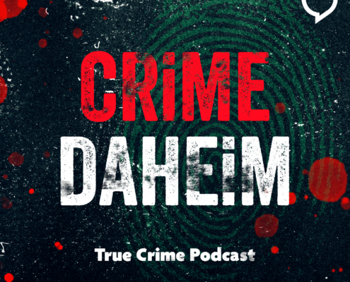 Man sieht ein Foto mit einem rot weißem Schriftzug "CRiME DAHEIM True Crime Podcast".