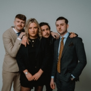 Man sieht ein Foto mit der Band HADE und weißem Hintergrund.