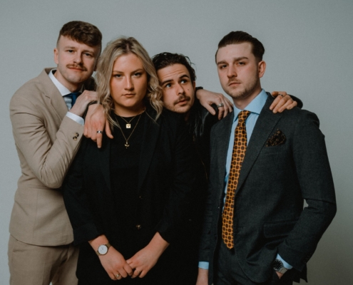 Man sieht ein Foto mit der Band HADE und weißem Hintergrund.