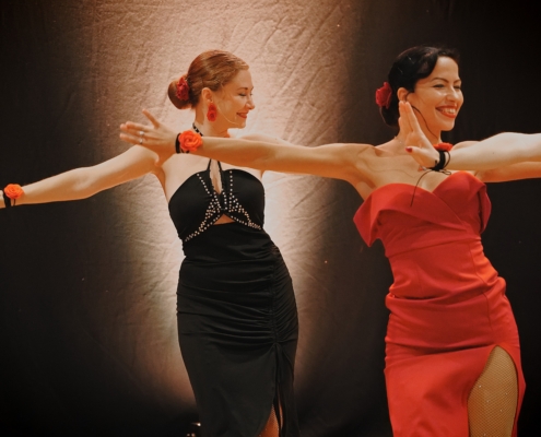 Zwei Frauen tanzen im Jahnstadion Regensburg Bachata.