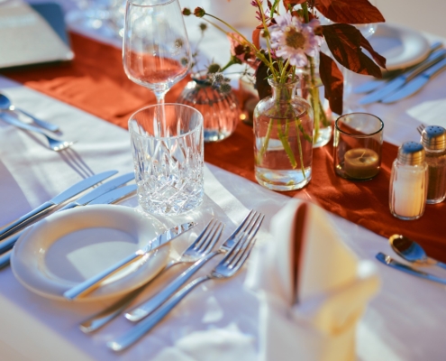 Man sieht einen festlich gedeckten Tisch im Jahnstadion Regensburg.