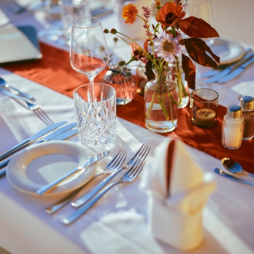 Valentine's Dinner_Homepage Man sieht einen festlich gedeckten Tisch im Jahnstadion Regensburg.